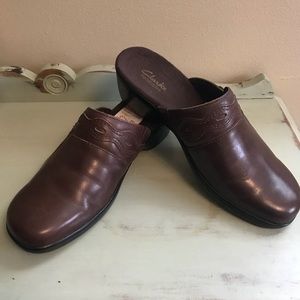 NWT Clarks Bendable Dark Brown Mules